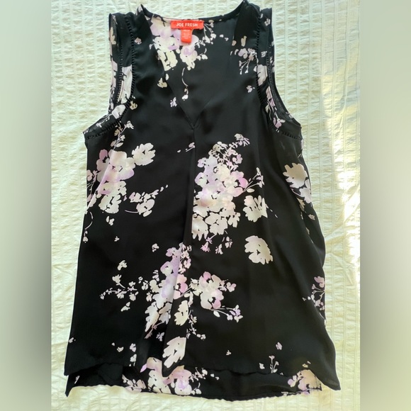 Beautiful top - Picture 2 of 2